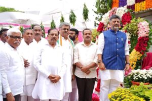 ಡಿ. ದೇವರಾಜು ಅರಸು ಪುಣ್ಯಸ್ಮರಣೆ: ಅರಸು ಪುತ್ಥಳಿಗೆ ಸಿಎಂ ಡಿಸಿಎಂ ಅವರಿಂದ  ಗೌರವ