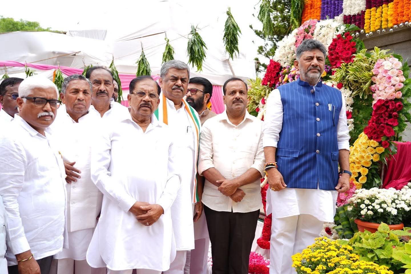 ಡಿ. ದೇವರಾಜು ಅರಸು ಪುಣ್ಯಸ್ಮರಣೆ: ಅರಸು ಪುತ್ಥಳಿಗೆ ಸಿಎಂ ಡಿಸಿಎಂ ಅವರಿಂದ  ಗೌರವ